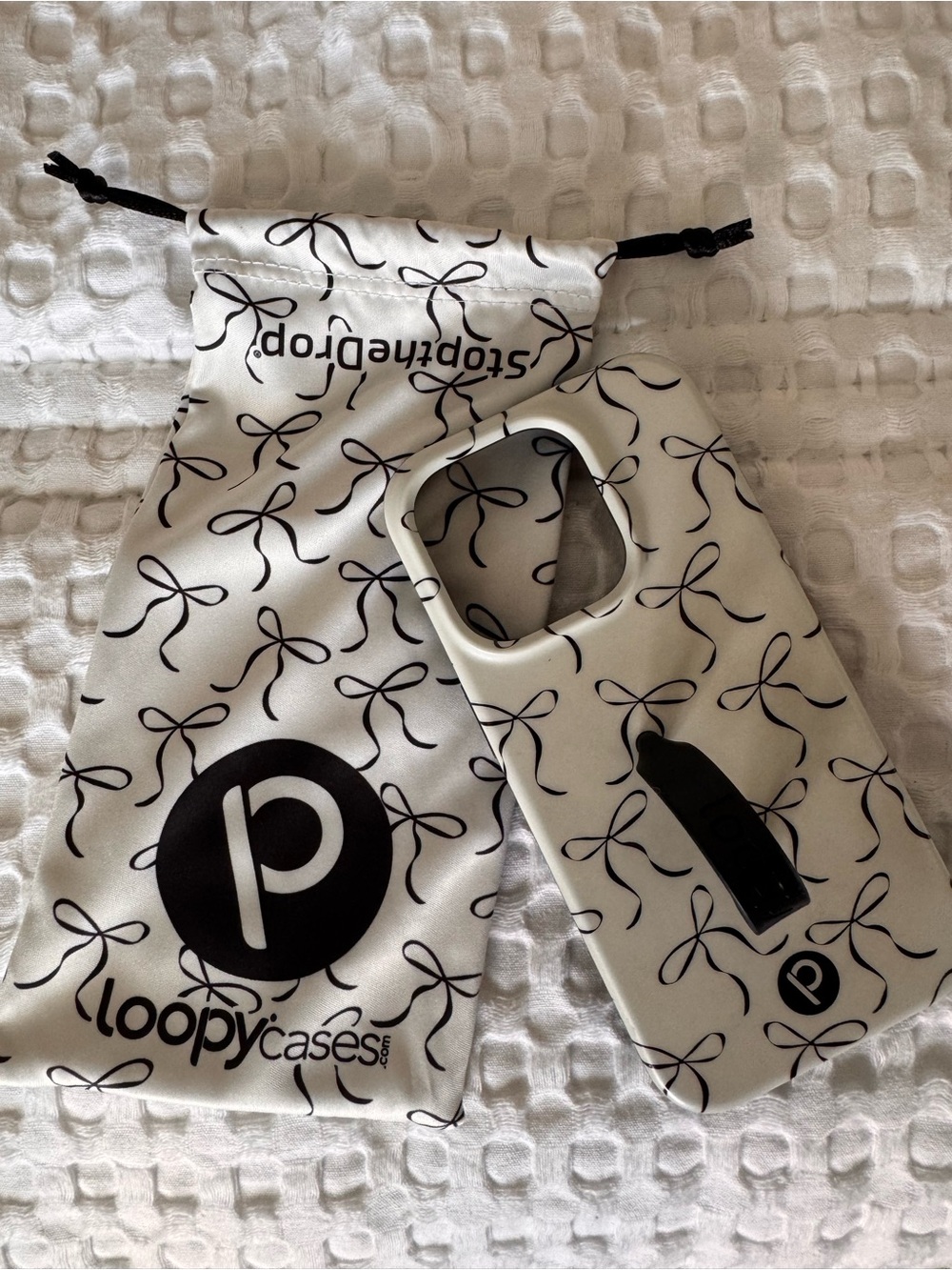Loopy Case iPhone 15 pro 6.1” White with Black Bow Pattern
